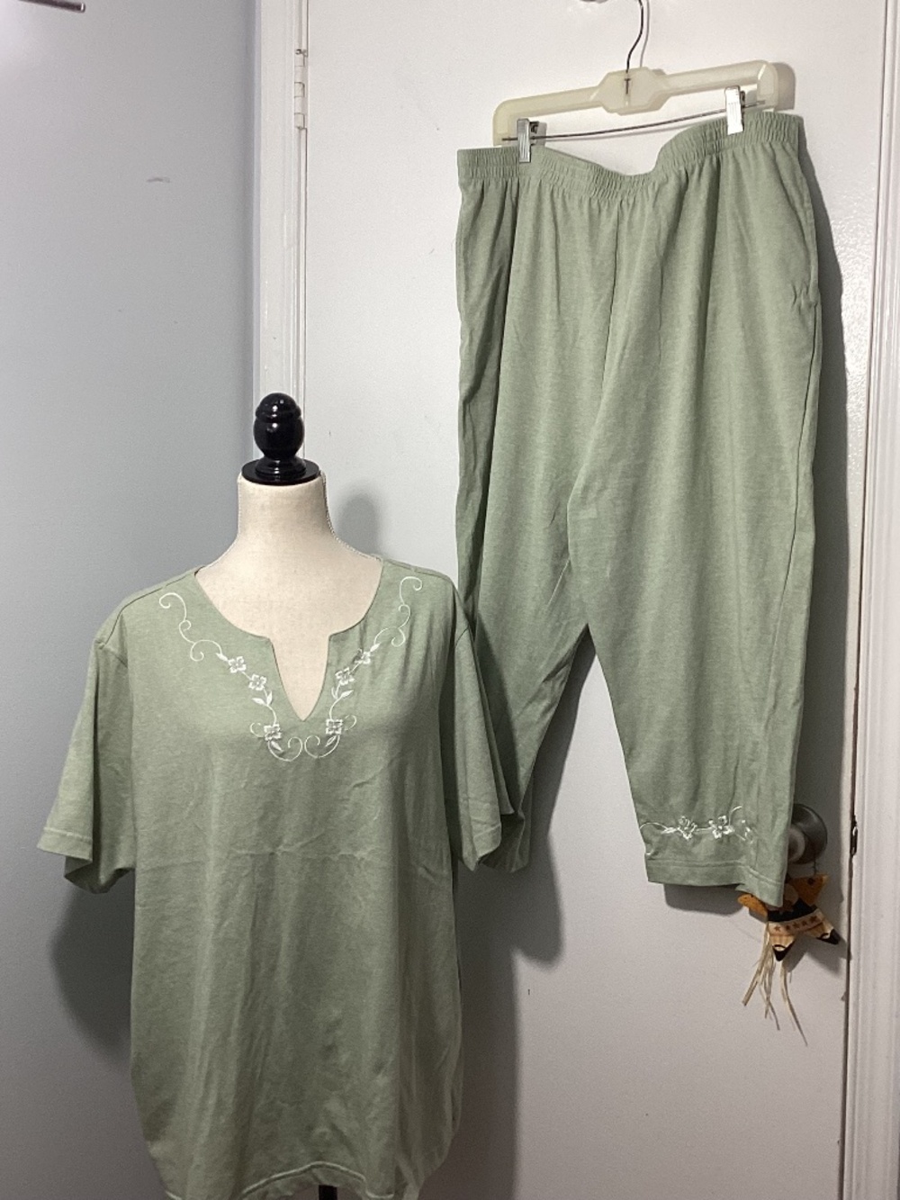 VTG MS.LEE TWO PIECE SET SAGE WHITE EMBROIDERY CAPRI PANTS 2X TOP 3X